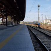 Start w Jaworzynie Śląskiej, pociąg z Wrocławia do Jeleniej Góry.